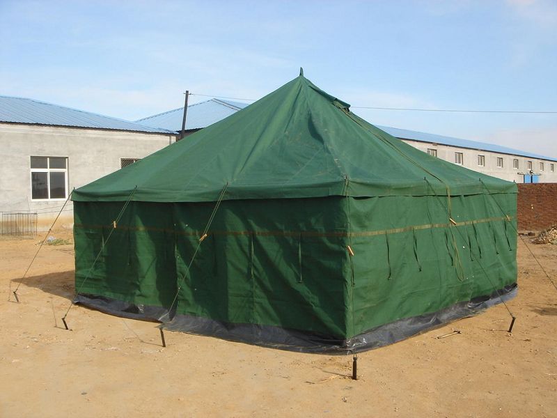 Armeezelt aus grünem Segeltuch