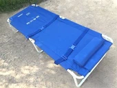 Zusammenklappbares Feldbett mit Matratze