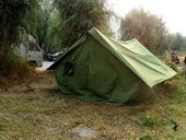 Doppellagiges Armeezelt mit Dach